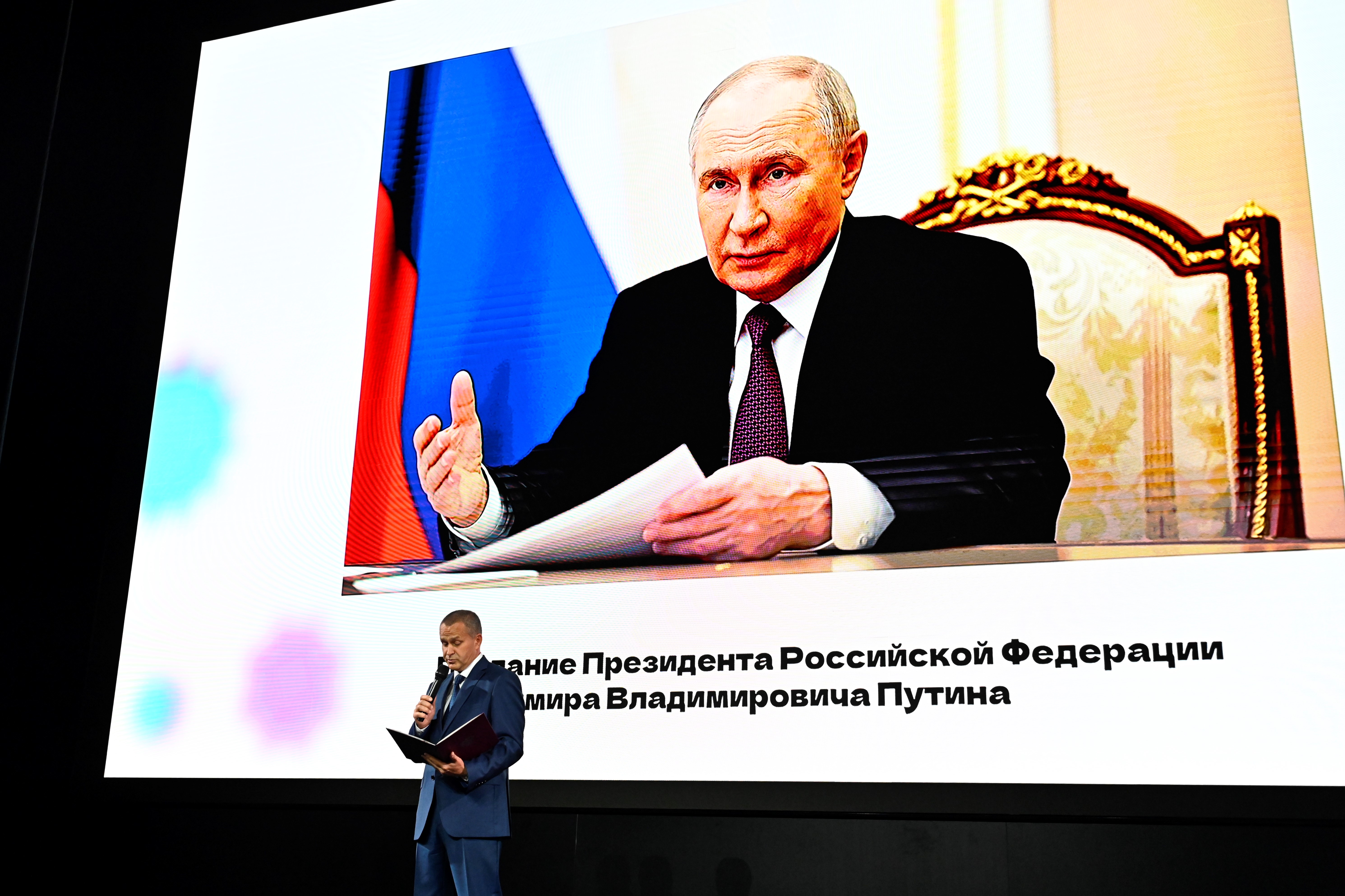 Президент России Владимир Путин направил приветствие участникам XIII Всероссийского форума рабочей молодежи в Перми.