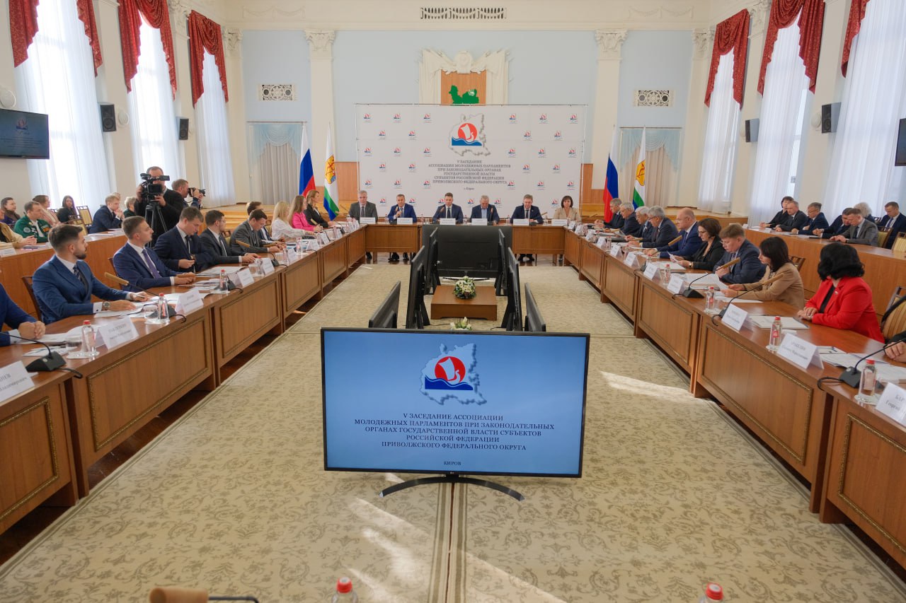 В Кирове обсудили новые законотворческие инициативы молодежных парламентов ПФО.