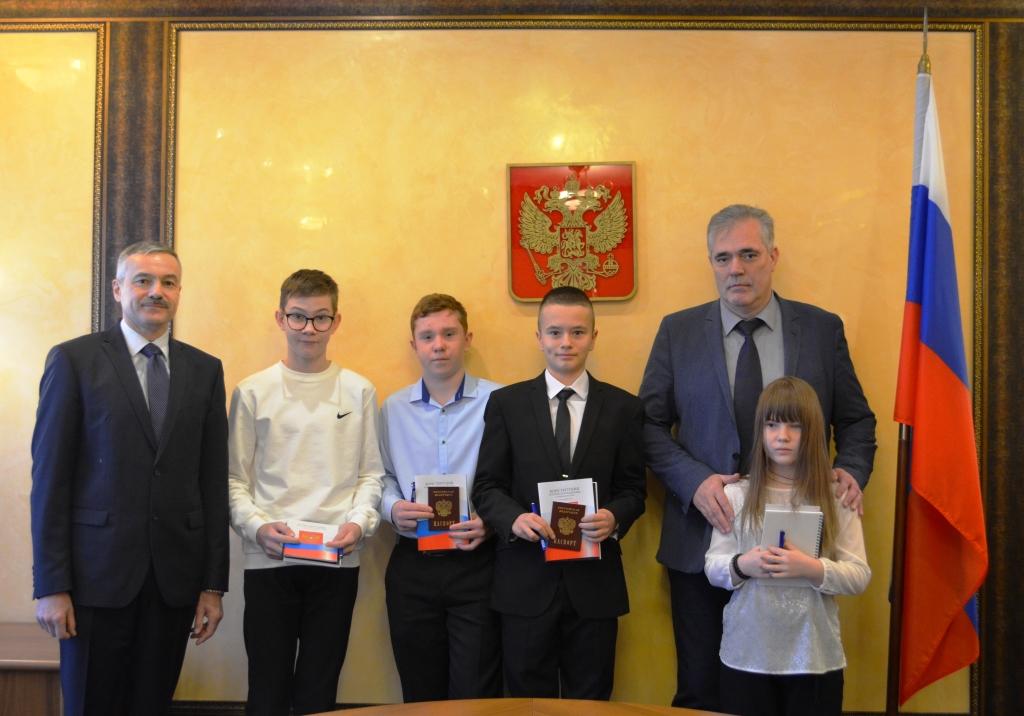 Юным жителям Кировской области вручили паспорта.