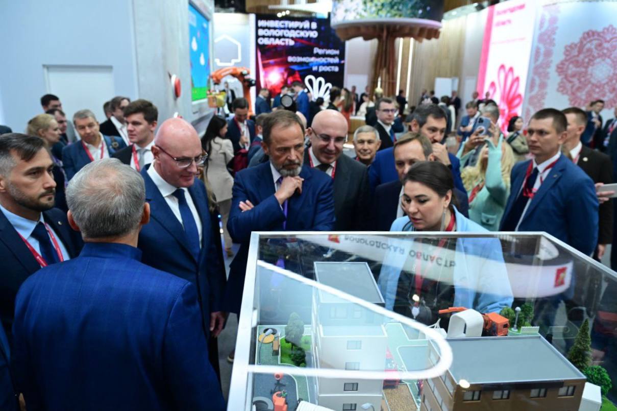 Дмитрий Чернышенко и полпред в ПФО Игорь Комаров осмотрели стенды регионов ПФО на ПМЭФе 2025.