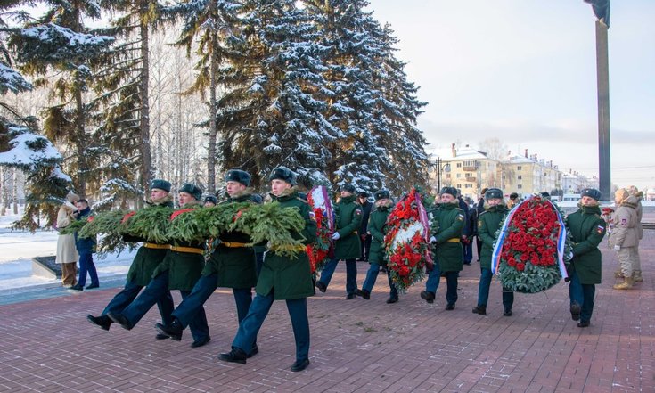 Министр просвещения Российской Федерации и полномочный представитель Президента России в Приволжском федеральном округе в Йошкар-Оле почтили память павших воинов.