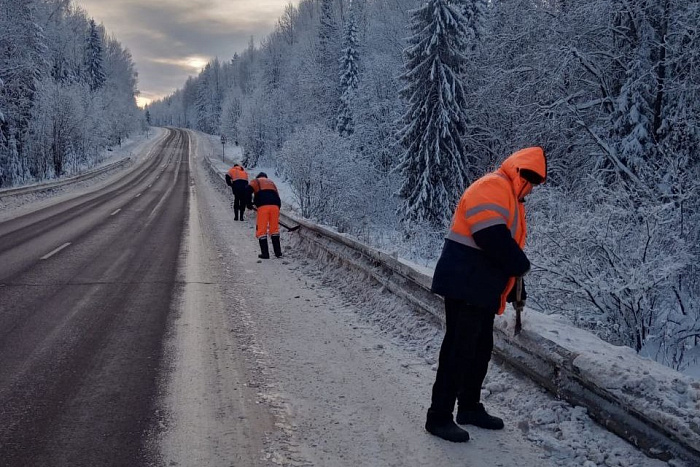 В Кировской области дорожные службы продолжают устранять последствия обильных снегопадов.