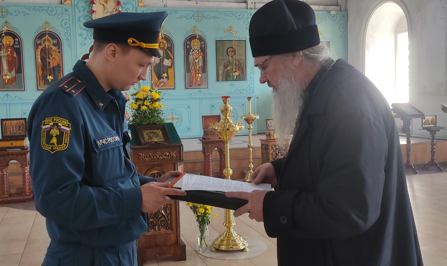 Сотрудники МЧС Юрьянского района в преддверии Пасхи проверили церковь в селе Великорецкое.