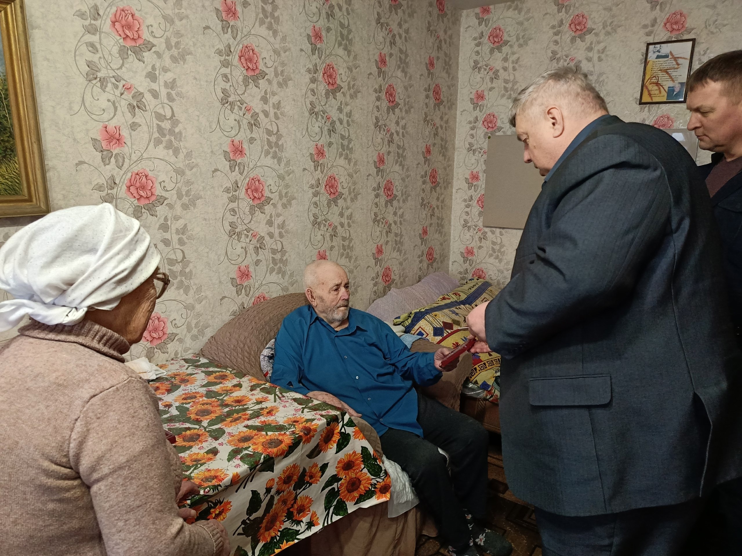 Вчера глава района И.Ю.Шулаев вручил юбилейную медаль &quot;80 лет Победы в Великой Отечественной войне 1941-1945гг&quot; Россохину Анатолию Ивановичу.