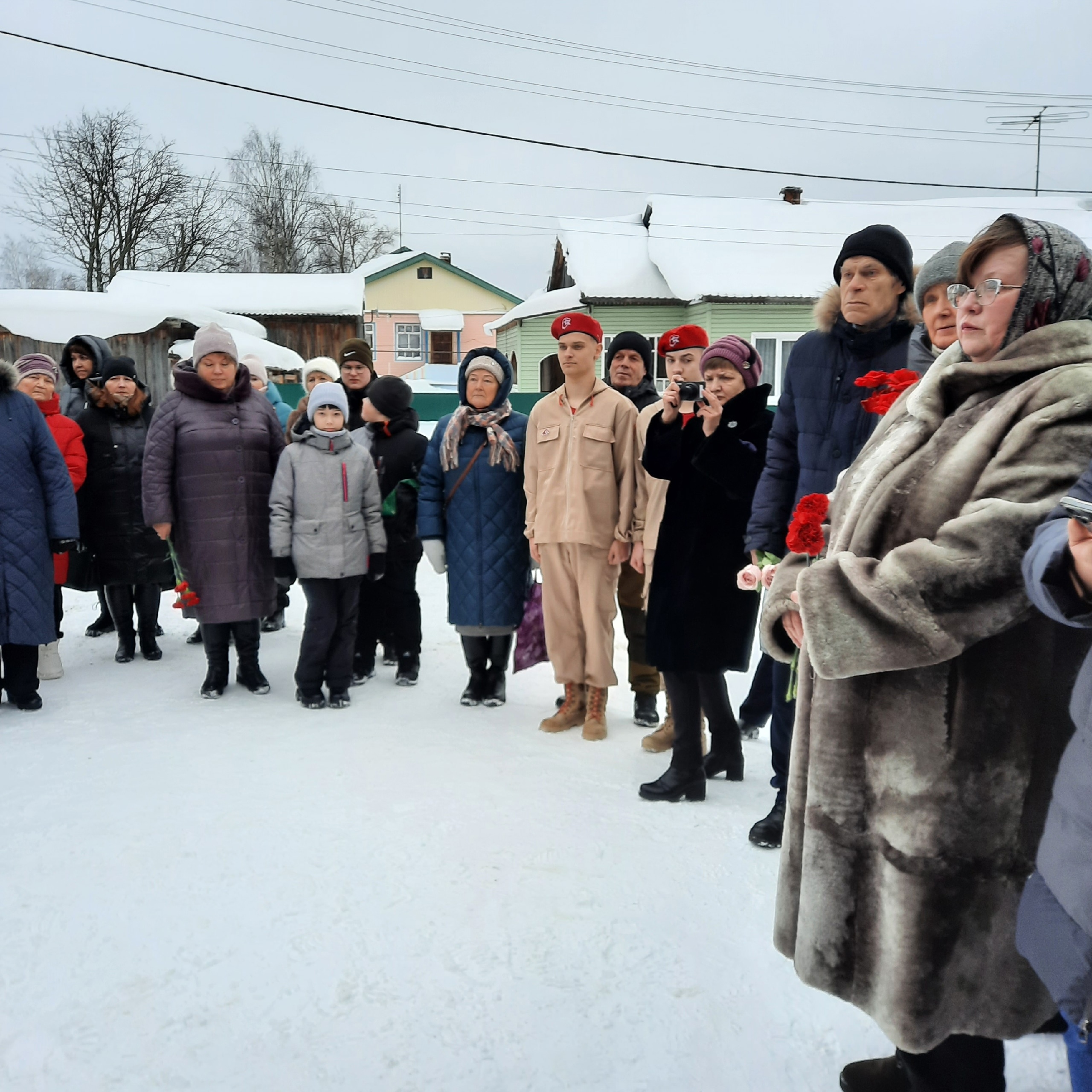 26 января прошёл митинг у Центра детского творчества пгт Юрья, посвящённый открытию мемориальный доски памяти Сухогузовой Светланы Ивановны, проработавшей в этом образовательном учреждении 30 лет, доброго, светлого человека.