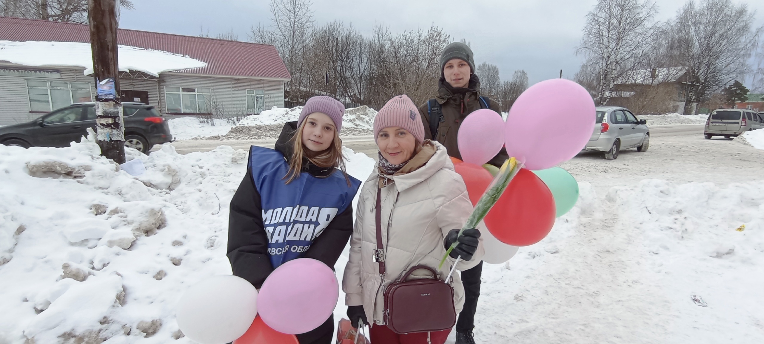 В честь 8 марта, ведущим специалистом по делам молодежи администрации Юрьянского района вместе с #Волонтерами, при поддержке МО молодой гвардии в Юрьянском районе провели Всероссийскую акцию «Вам, любимые!».