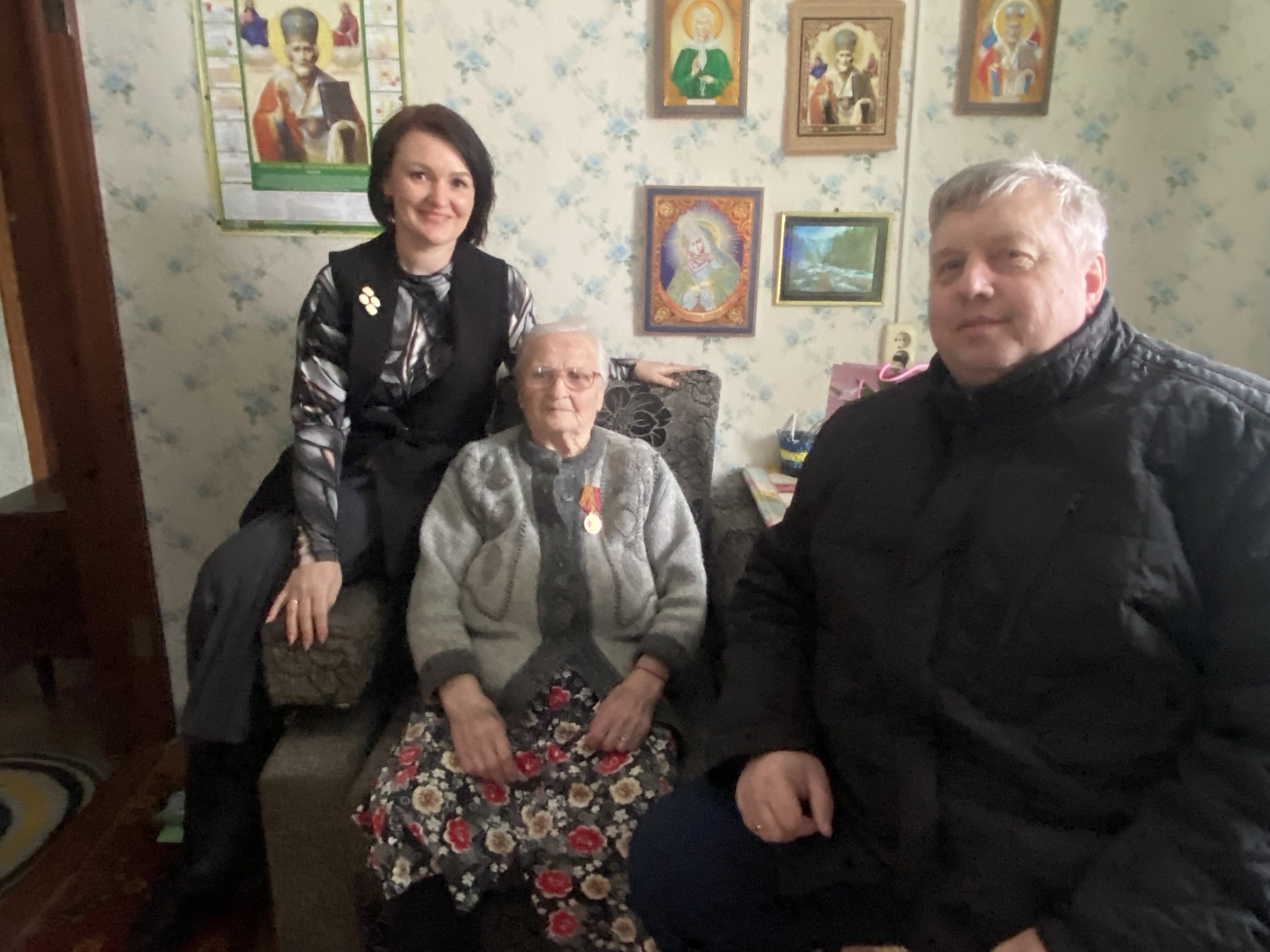 Вчера глава района И.Ю.Шулаев и глава Ивановского сельского поселения С.А.Бадалян вручили юбилейные медали &quot;80 лет Победы в Великой Отечественной войне 1941-1945гг&quot; Брязгину Алексею Константиновичу и Головизниной Нине Николаевне.