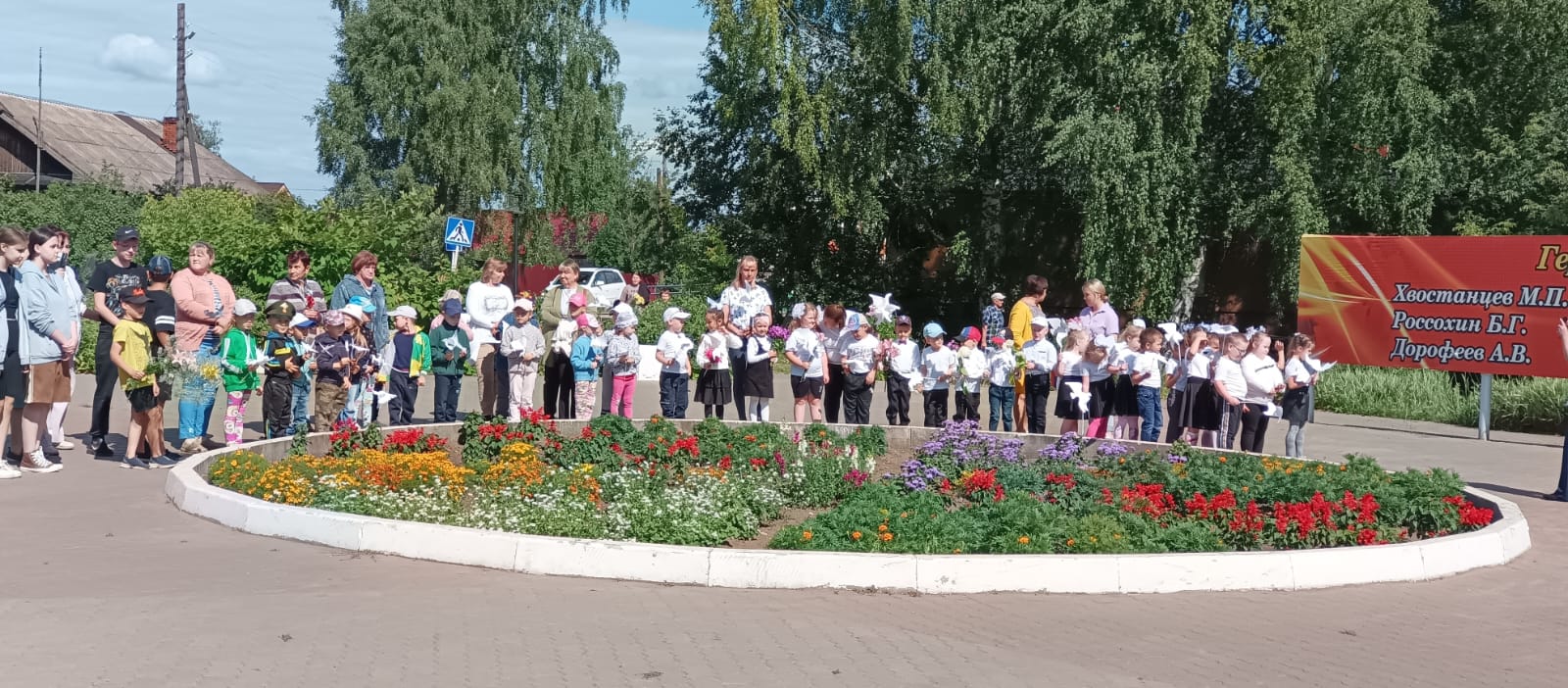 26 июля на аллее Славы пгт.Юрья прошла памятная акция, посвященная памяти детей-жертв войны в Донбассе.