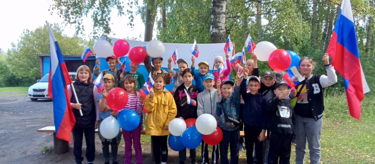 В с.Верховино прошла акция-флешмоб &quot;Российский флаг - державы символ&quot;, посвященная Дню Государственного Флага Российской Федерации, которую провел Верховинский СДК.