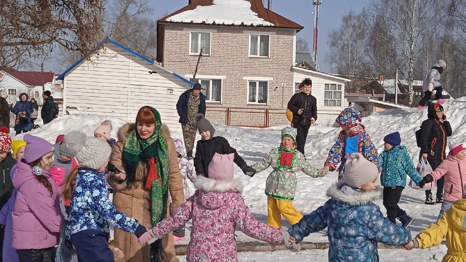 Вчера мурыгинцы весело провожали Зиму на большом общепоселковом мероприятии &quot;Первушинская ярмарка провожает зиму&quot; на площади у МЦКиД.