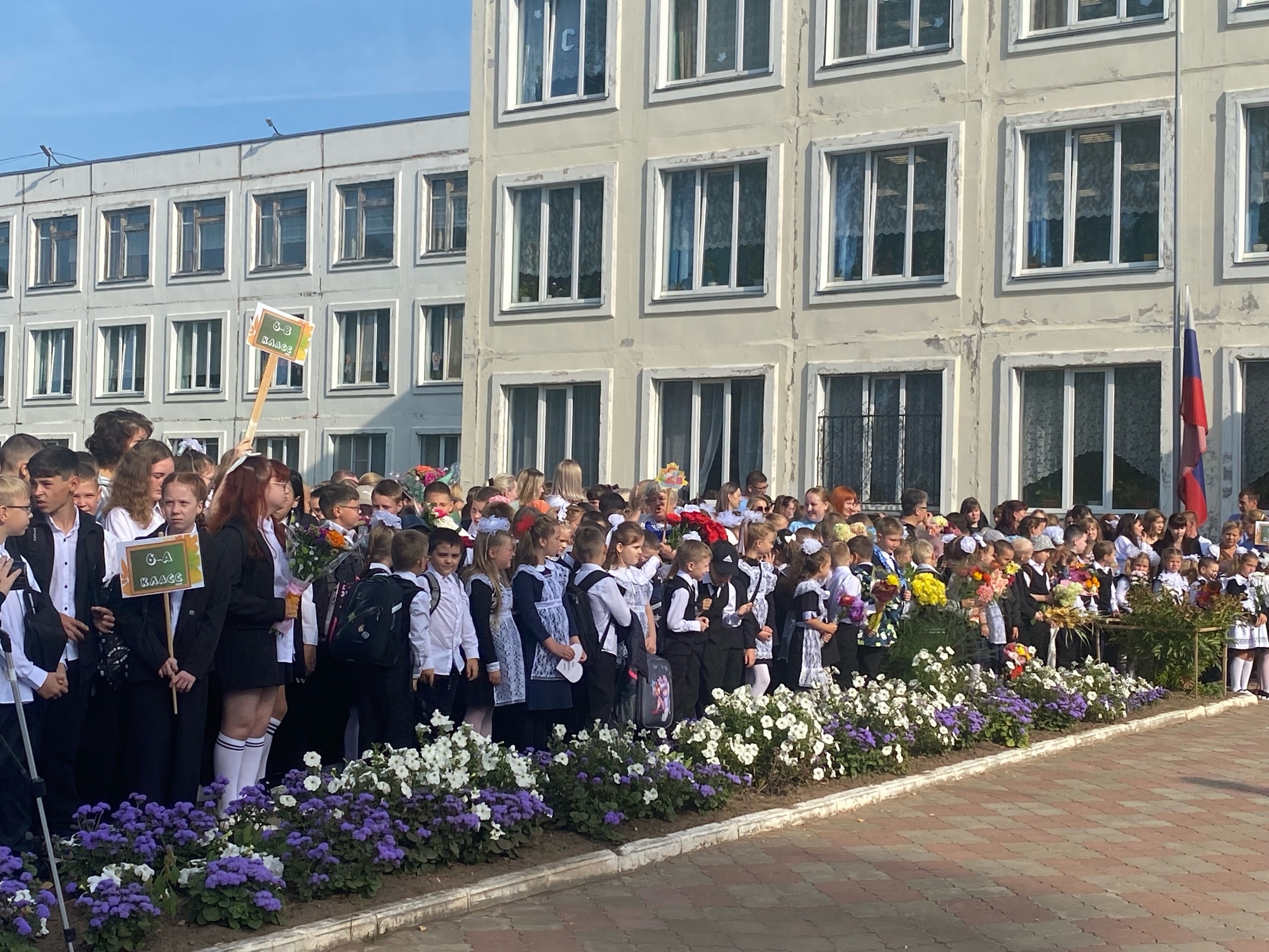 Сегодня в пос.Юрья состоялась торжественная линейка, посвящённая Дню Знаний.