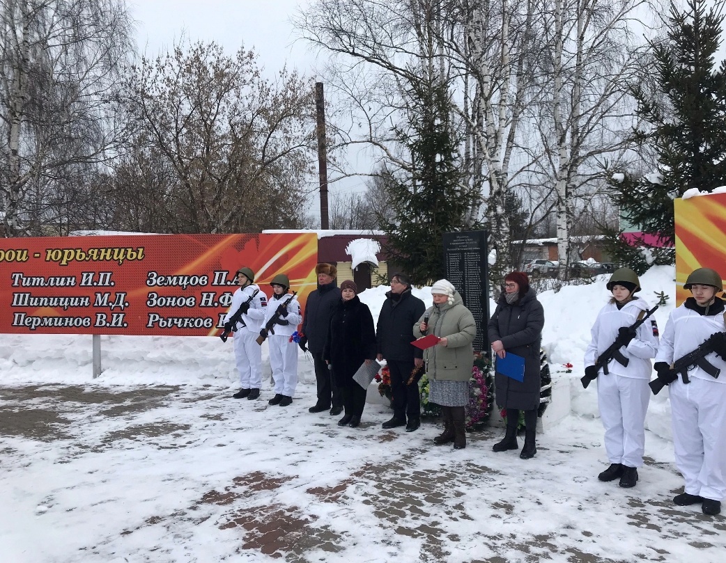 На минувших выходных в Юрье в рамках празднования Дня защитника Отечества на Аллее Славы состоялся митинг.