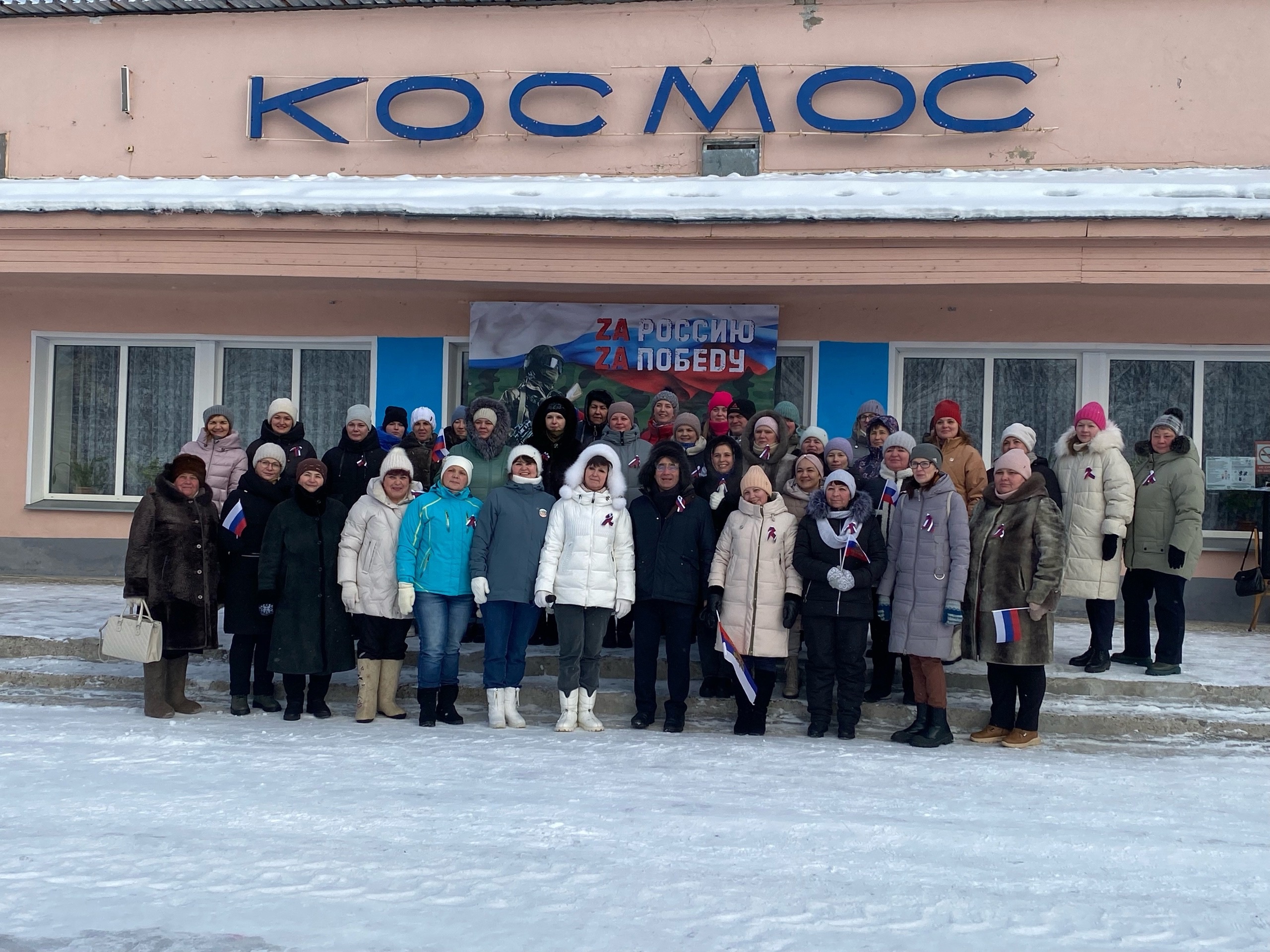 Сегодня на площади у ЮЦКиД &quot;Космос&quot; состоялся патриотический флешмоб ко Дню защитника Отечества.