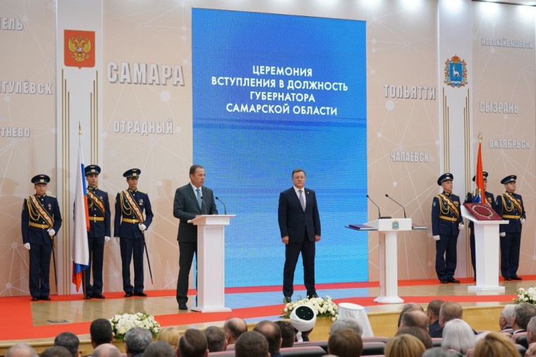 Дмитрий Азаров вступил в должность губернатора Самарской области. Дмитрий Азаров вступил в должность губернатора Самарской области.