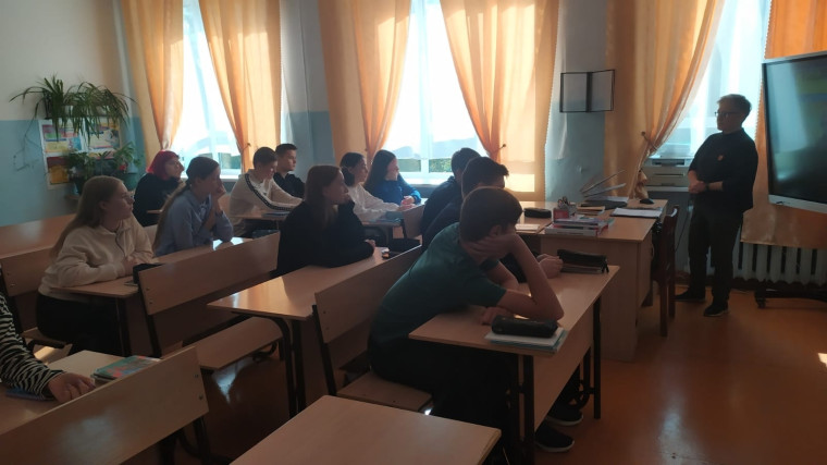 Мурыгинская поселковая библиотека с десятиклассниками провела разговор о важном - о службах спасения. Мурыгинская поселковая библиотека с десятиклассниками провела разговор о важном - о службах спасения.
