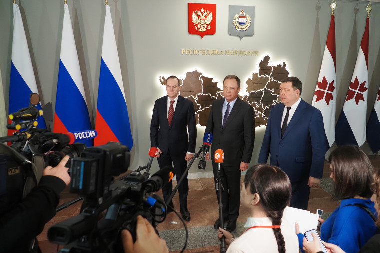 Игорь Комаров представил главного федерального инспектора по Республике Мордовия. Игорь Комаров представил главного федерального инспектора по Республике Мордовия.