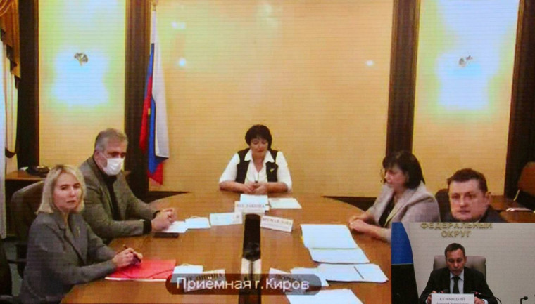 Заместитель полпреда Президента РФ в ПФО Алексей Кузьмицкий в ходе личного приема рассмотрел обращение жительницы Кировской области. Заместитель полпреда Президента РФ в ПФО Алексей Кузьмицкий в ходе личного приема рассмотрел обращение жительницы Кировской области.