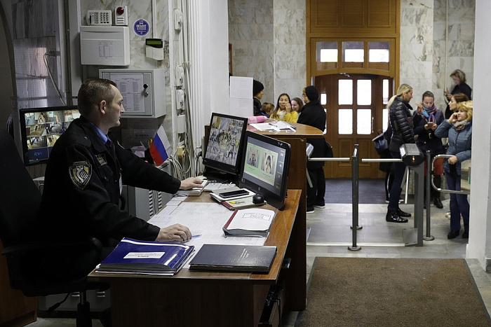 В школах Кировской области усилят меры безопасности: от контроля пропускного режима до проверки зданий. В школах Кировской области усилят меры безопасности: от контроля пропускного режима до проверки зданий.