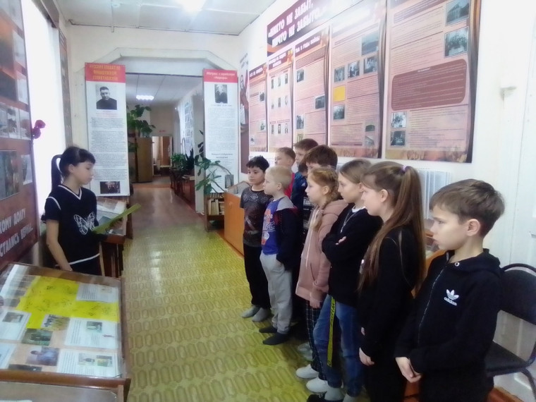 В Центр детского творчества пгт.Юрья пришли грамоты победителям и призерам регионального этапа Всероссийского конкурса музеев экскурсоводам музея Ладыгиной Арине, Карпычеву Александру и Топоркову Роману и новогодние подарки. В Центр детского творчества пгт.Юрья пришли грамоты победителям и призерам регионального этапа Всероссийского конкурса музеев экскурсоводам музея Ладыгиной Арине, Карпычеву Александру и Топоркову Роману и новогодние подарки.