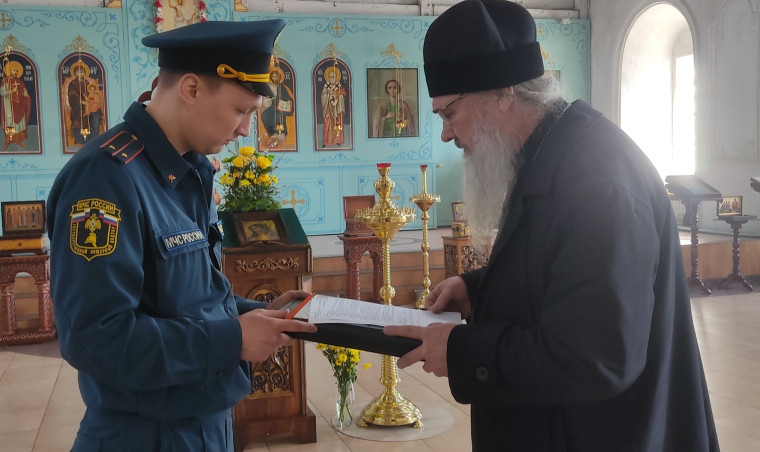 Сотрудники МЧС Юрьянского района в преддверии Пасхи проверили церковь в селе Великорецкое. Сотрудники МЧС Юрьянского района в преддверии Пасхи проверили церковь в селе Великорецкое.