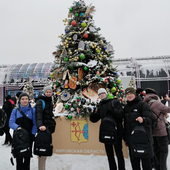 Учащиеся школы КOГOБУ СШ с УИОП пгт Юрья побывали в Москве на выставке "Россия". Учащиеся школы КOГOБУ СШ с УИОП пгт Юрья побывали в Москве на выставке "Россия".