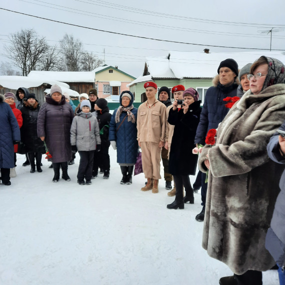26 января прошёл митинг у Центра детского творчества пгт Юрья, посвящённый открытию мемориальный доски памяти Сухогузовой Светланы Ивановны, проработавшей в этом образовательном учреждении 30 лет, доброго, светлого человека. 26 января прошёл митинг у Центра детского творчества пгт Юрья, посвящённый открытию мемориальный доски памяти Сухогузовой Светланы Ивановны, проработавшей в этом образовательном учреждении 30 лет, доброго, светлого человека.