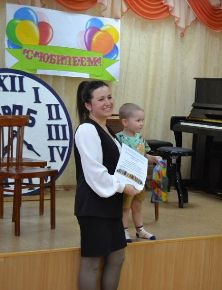 В Юрьянской детской библиотеке на торжественном мероприятии «Каждому человеку путь открыт в библиотеку!» чествовали лучшие читающие семьи. В Юрьянской детской библиотеке на торжественном мероприятии «Каждому человеку путь открыт в библиотеку!» чествовали лучшие читающие семьи.