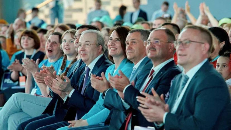 22 семьи от Кировской области принимают участие в окружном полуфинале конкурса «Это у нас семейное». 22 семьи от Кировской области принимают участие в окружном полуфинале конкурса «Это у нас семейное».