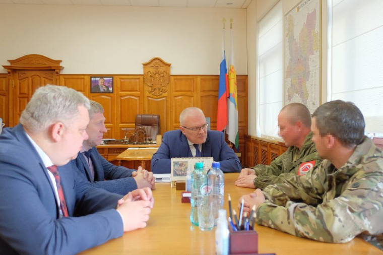 Александр Соколов встретился с командиром полка, где служат мобилизованные кировчане. Александр Соколов встретился с командиром полка, где служат мобилизованные кировчане.