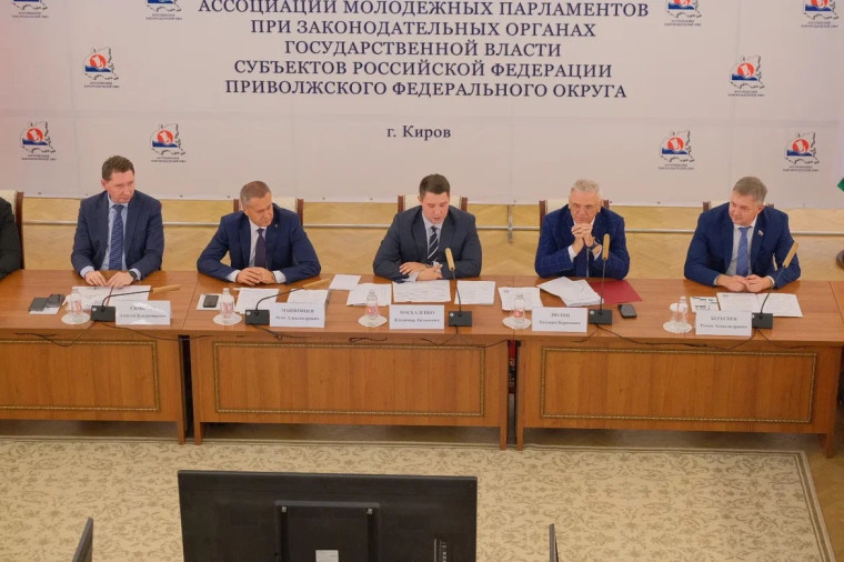 Молодые парламентарии предложили на законодательном уровне закрепить понятие «студенческая семья». Молодые парламентарии предложили на законодательном уровне закрепить понятие «студенческая семья».