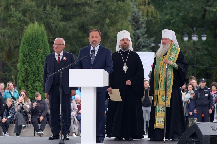 Памятник Александру Невскому – символ истории Кирова. Памятник Александру Невскому – символ истории Кирова.