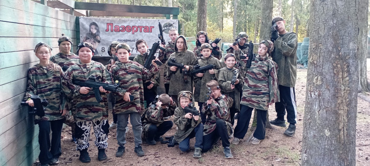 3 октября, специалистом по делам молодежи была организована поездка в клуб-лазертаг "Тактика43" с. Порошино. 3 октября, специалистом по делам молодежи была организована поездка в клуб-лазертаг "Тактика43" с. Порошино.