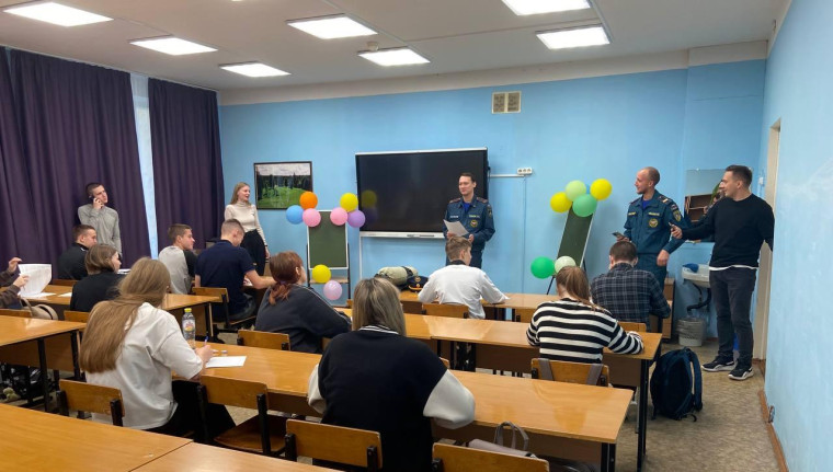Юрьянским школьникам рассказали про учебные заведения МЧС России. Юрьянским школьникам рассказали про учебные заведения МЧС России.