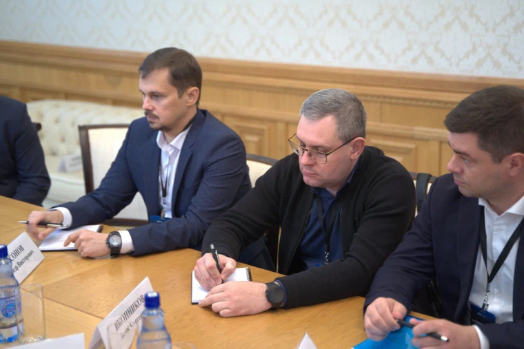 Игорь Буренков провел совещание по актуальным вопросам общественно-политического развития регионов ПФО. Игорь Буренков провел совещание по актуальным вопросам общественно-политического развития регионов ПФО.