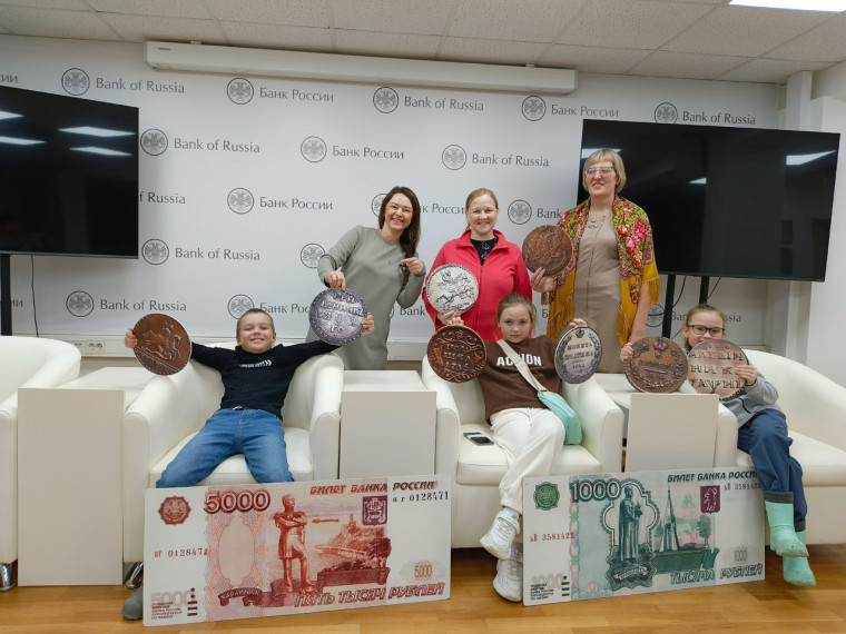 Вновь небольшая, но дружная делегация от МКУК "Гирсовский СДК" посетила Музей Отделения Банка России по Кировской области. Вновь небольшая, но дружная делегация от МКУК "Гирсовский СДК" посетила Музей Отделения Банка России по Кировской области.