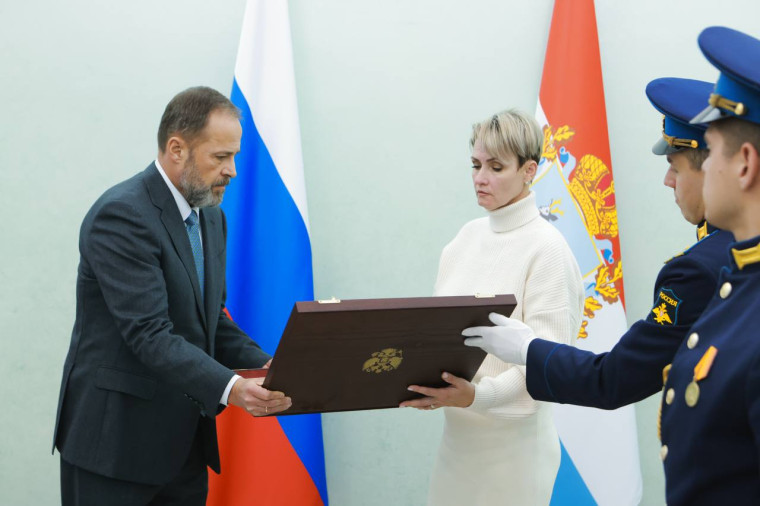 Игорь Комаров вручил награду Героя России семье бойца СВО. Игорь Комаров вручил награду Героя России семье бойца СВО.