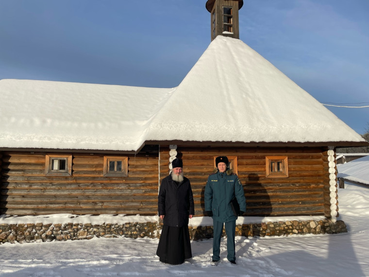 Сотрудники МЧС Юрьянского района в преддверии Крещения посетили церковь в селе Великорецкое. Сотрудники МЧС Юрьянского района в преддверии Крещения посетили церковь в селе Великорецкое.