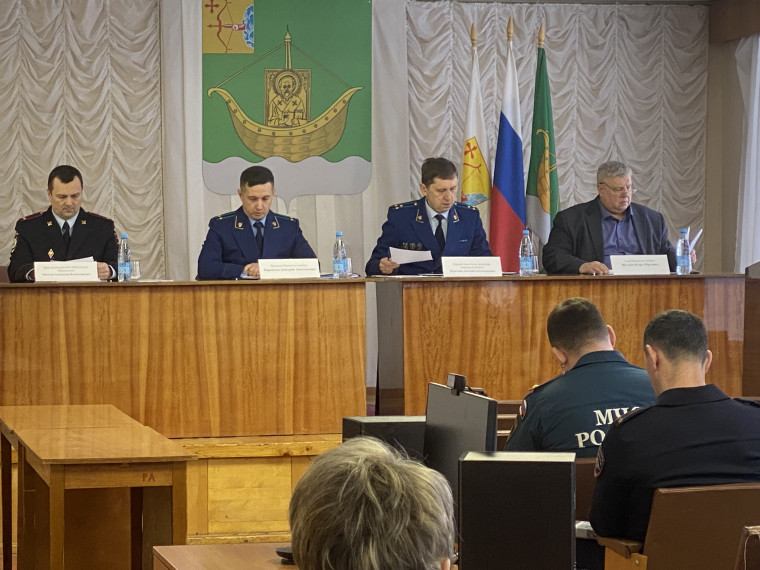 5 февраля в зале администрации Юрьянского района прошло расширенное межведомственное совещание руководителей правоохранительных органов Юрьянского района с участием первого заместителя прокурора Кировской области Шерстнева Д.А.. 5 февраля в зале администрации Юрьянского района прошло расширенное межведомственное совещание руководителей правоохранительных органов Юрьянского района с участием первого заместителя прокурора Кировской области Шерстнева Д.А..