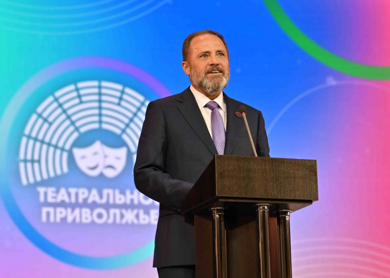 Игорь Комаров наградил победителей и лауреатов Фестиваля «Театральное Приволжье». Игорь Комаров наградил победителей и лауреатов Фестиваля «Театральное Приволжье».