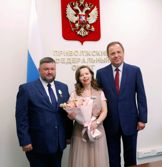 Игорь Комаров вручил многодетной семье из Кирова государственную награду Российской Федерации. Игорь Комаров вручил многодетной семье из Кирова государственную награду Российской Федерации.