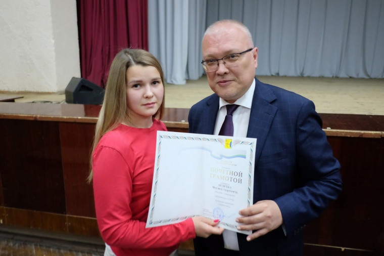 Александр Соколов вручил почетную грамоту жене разведчика Губернатор отметил военнослужащего за образцовое выполнение служебного долга. Александр Соколов вручил почетную грамоту жене разведчика Губернатор отметил военнослужащего за образцовое выполнение служебного долга.