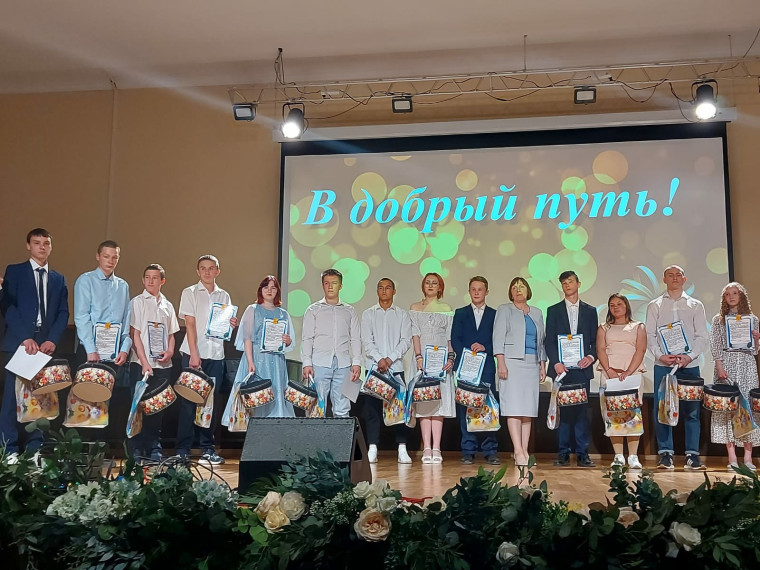16 июня состоялся Губернаторский бал " В добрый путь!" выпускников детских домов и школ- интернатов Кировской области. 16 июня состоялся Губернаторский бал " В добрый путь!" выпускников детских домов и школ- интернатов Кировской области.