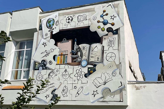 В Кирове на школе № 14 создают новый стрит-арт объект. В Кирове на школе № 14 создают новый стрит-арт объект.