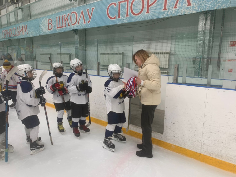 Сборная команда девочек по хоккею впервые обладатель Кубка надежды.